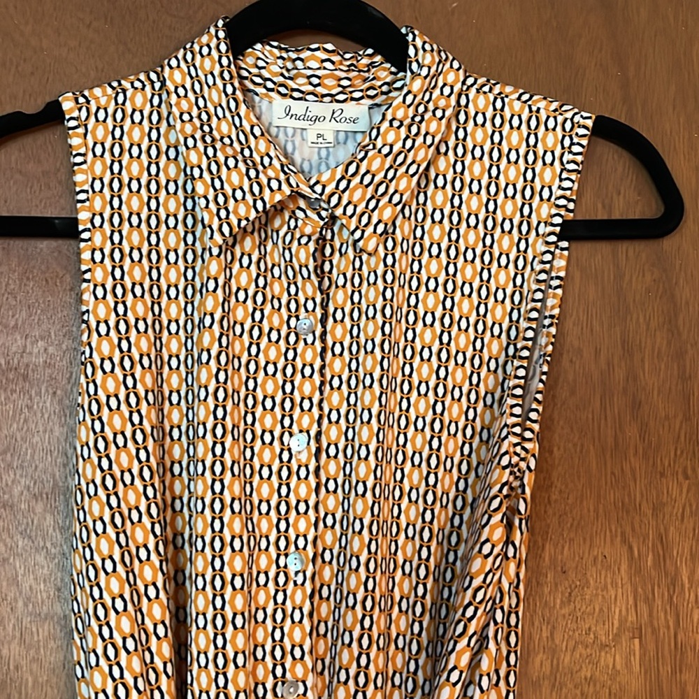 Sleeveless collared dress with belt and shell button. Perfect for work or play. - Picture 2 of 6